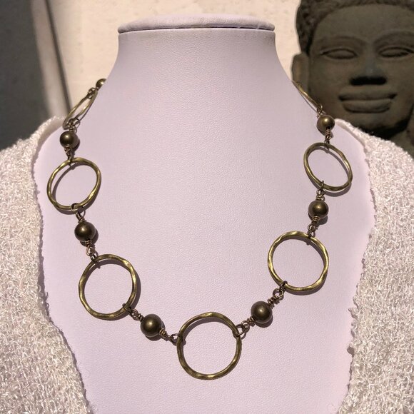 Hammered circle rings choker in antique bronze - Picture 4 of 8